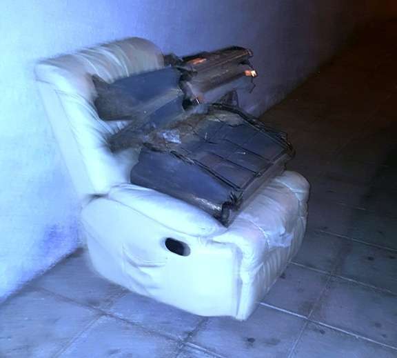 Sillón depositado en una acera del barrio (Foto TA)