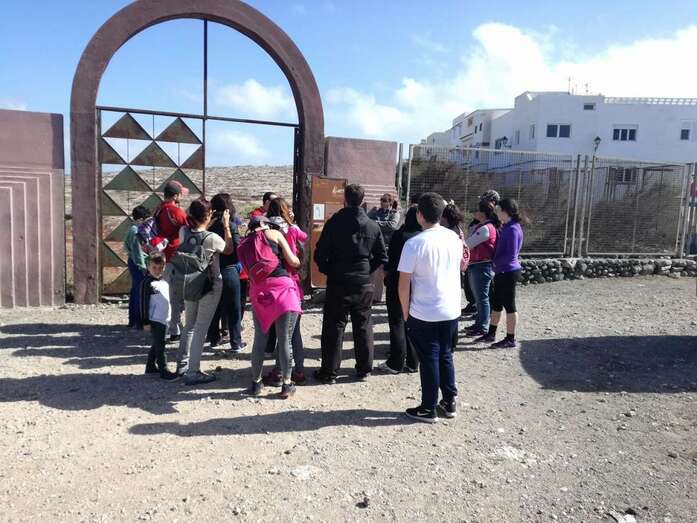 Los participantes al inicio de la visita al yacimiento de la costa de Telde (Foto AD3)