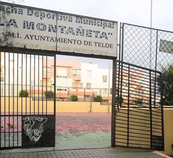 La puerta desencajada, una de las muchas deficiencias que presenta la cancha (Foto TA)