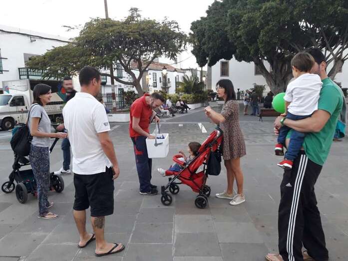 Spar San Juan repartió helados entre los niños en la Ruta del Humor (Foto TA)