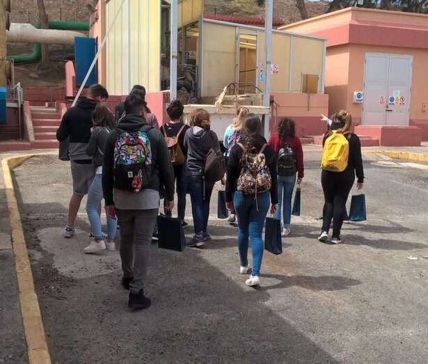 Alumnos del IES en la planta depuradora de Hoya del Pozo (Foto TA)