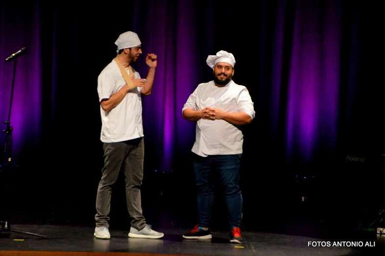 Momento de la actuación de Aarón Gómez y Kike Pérez, anoche en el Teatro de Telde (Foto Antonio Alí)