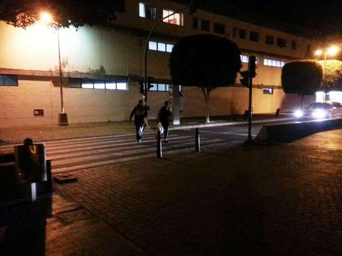 Peatones cruzando por uno de los pasos de peatones de la rambla de Arnao (Foto Claudio Sánchez)