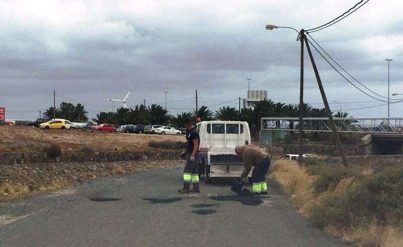 Operarios de Vías y Obras rebachean una calle de Ojos de Garza (Foto TA)