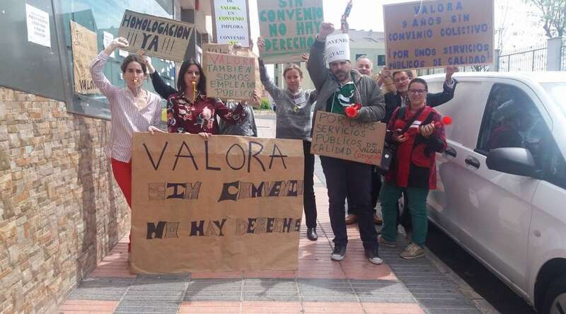 Trabajadores que participaron en el paro de una hora de duración (Foto TA)