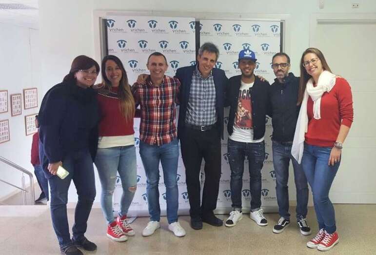 Jonathan Viera posa junto Carlos Navarro, director de Yrichen, y varios educadores (Foto TA)