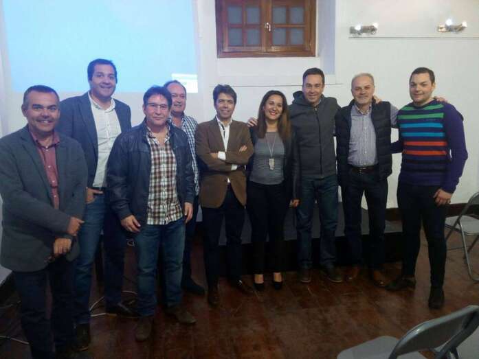 La conferenciante con asistentes al acto de anoche en el Círculo Cultural (Foto TA)