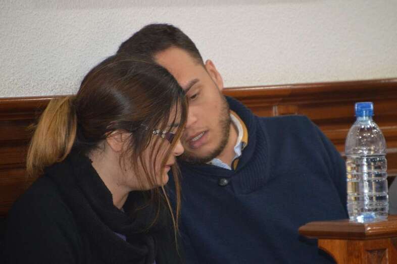 Los dos ediles vinculados a Podemos, en un momento del Pleno de este viernes (Foto TA)