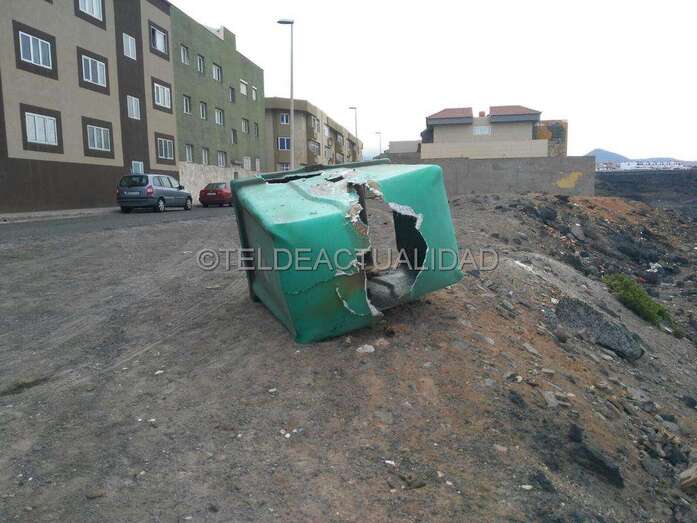 Estado del contenedor situado en la calle de Narciso (Foto TA)