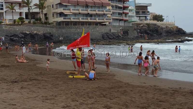 Los socorristas acotaron con banderas la zona de baño en Salinetas (Foto TA)