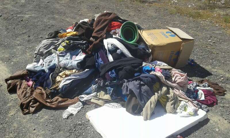 Ropa depositada en la calle de Cardenal Cisneros de Lomo de la Herradura (Foto TA)