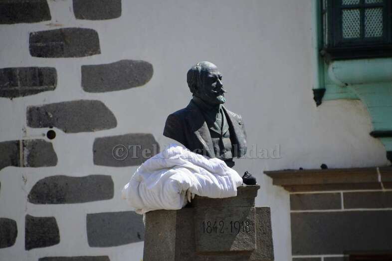 Un edredón en la base del busto de León y Castillo, en la plaza de San Juan (foto TA)