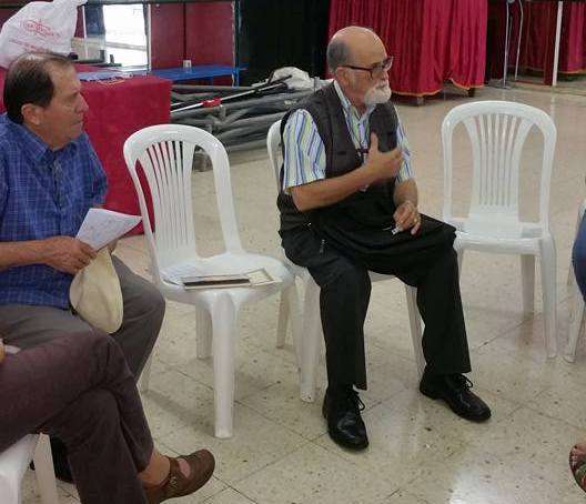 El sacerdote y párroco durante la charla que dio el pasado jueves en La Montañeta de El Calero (Foto TA)