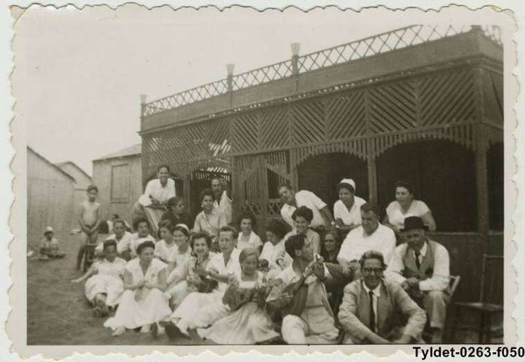 Veraneantes en la playa de Melenara en 1946 (Foto Archivo de Tyldet9