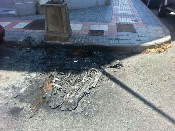 Restos del incendio del coche en la vía (Foto C. Sánchez)