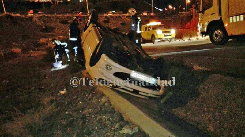 Vehículo que acaba de volcar en la rotonda de Jinámar (Foto TA)