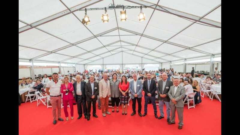 La alcaldesa y la concejala con representantes de Spar en el Congreso Internacional (Foto TA)