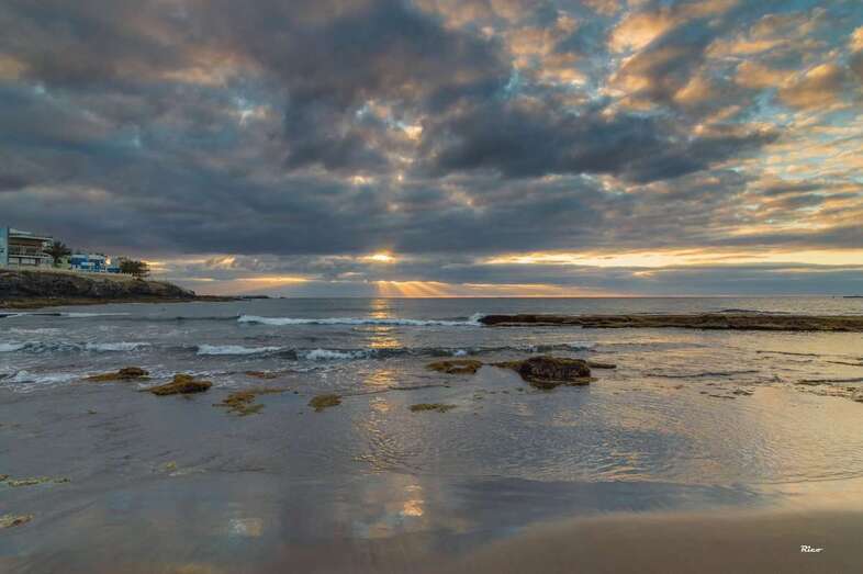 Amanecer en la costa de Telde (Foto Antonio Rico)