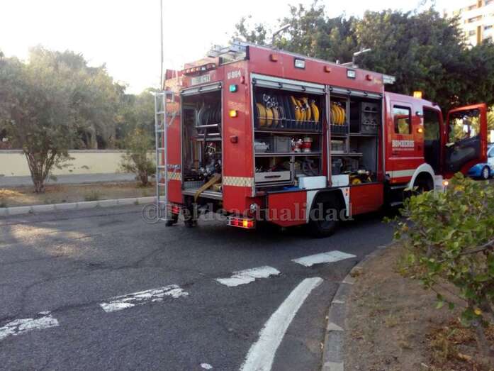 Una unidad de bomberos de la capital en el lugar del incendio (Foto TA)
