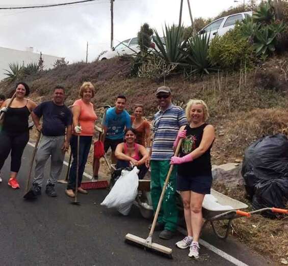 Grupo de vecinos que ha participado en la limpieza del entorno (Foto Carolina Cabrera)