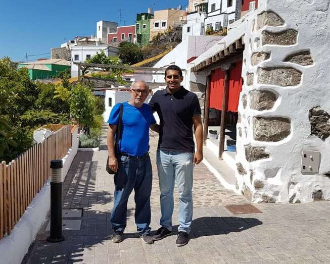 Galván (i) junto al actual edil de Medio Ambiente, Abraham Santana, en la Casa Verde (Foto TA)