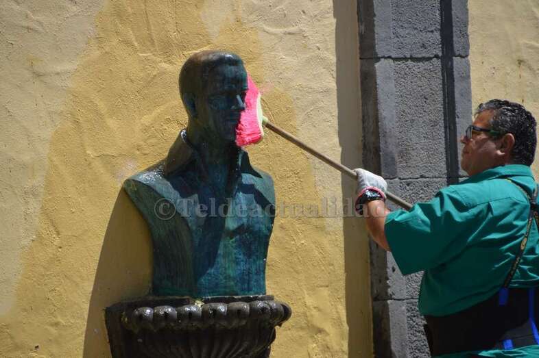 Labores de limpieza de la escultura que preside el Rincón Plácilo Fleitas, en San Juan (Foto TA)