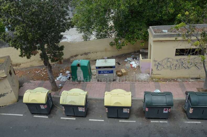 La basura se acumula junto a los contenedores (Foto TA)