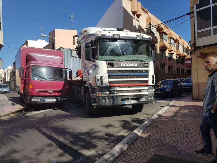 El camión no podía girar por la presencia de una camioneta aparcada en la esquina (Foto TA)