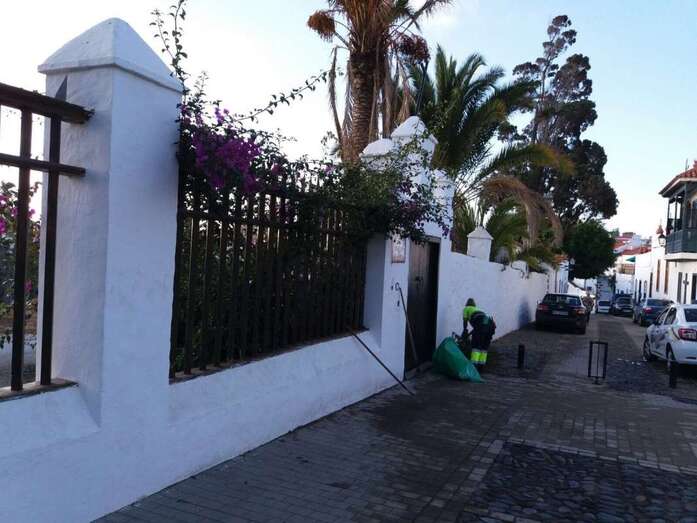 Operarios del servicio municipal de Limpieza adecentan el barrio (Foto TA)