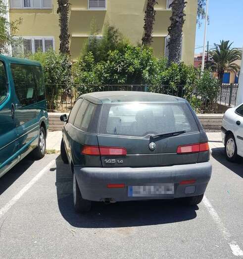El vehículo ocupa desde un año una plaza de aparcamiento en Las Remudas (Foto TA)