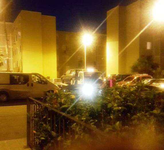 Una grúa se llevó anoche el coche que llevaba un año abandonado (Foto TA)