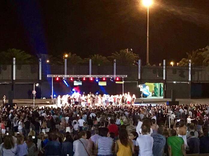 Momento del concierto de anoche en el auditorio del parque urbano (Foto TA)
