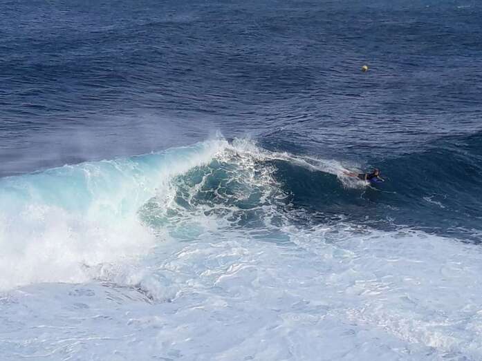 Un joven surfero en la Punta de Clavellinas (Foto Gumersindo Hernández)