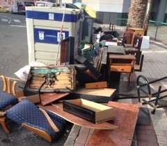 Los muebles se acumulan junto a los contenedores de la calle Magallanes (Foto TA)