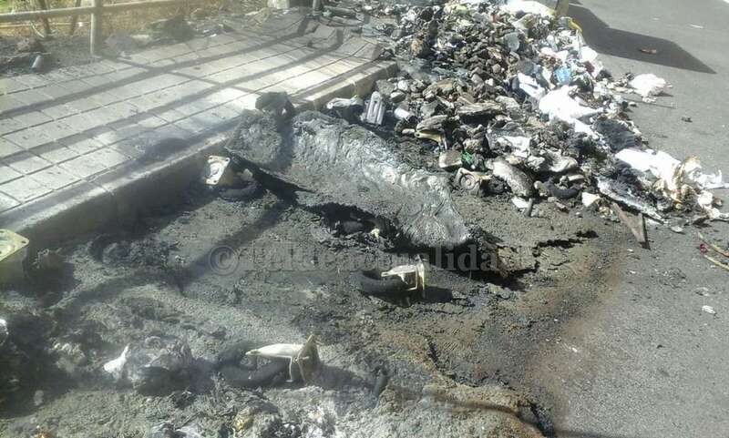 Estado en que quedaron los contenedores ubicados en la calle de Prudencia (Foto TA)