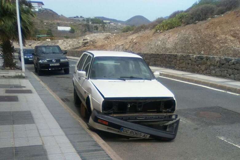 Vehículo abandonado en la calle de Luis de la Cerda (Foto TA)