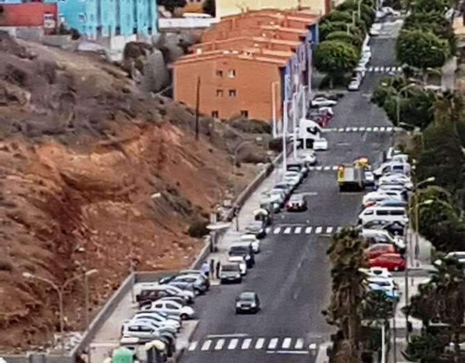 Bomberos, en el lugar de la caída de la farola (Foto TA)