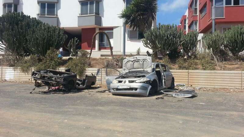 Los vehículos se encuentran a escasos metros de unas viviendas (Foto TA)