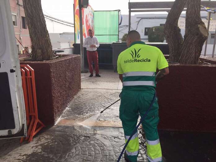 El edil Eloy Santana (NC), supervisando los trabajos de limpieza en Las Medianías (Foto TA)