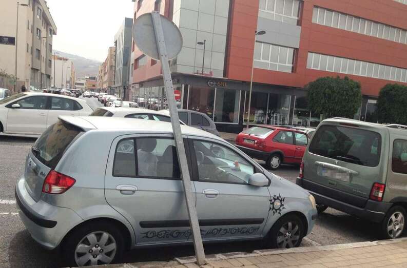 El viento dobló esta tarde una señal en el sector de Arnao (Foto TA)