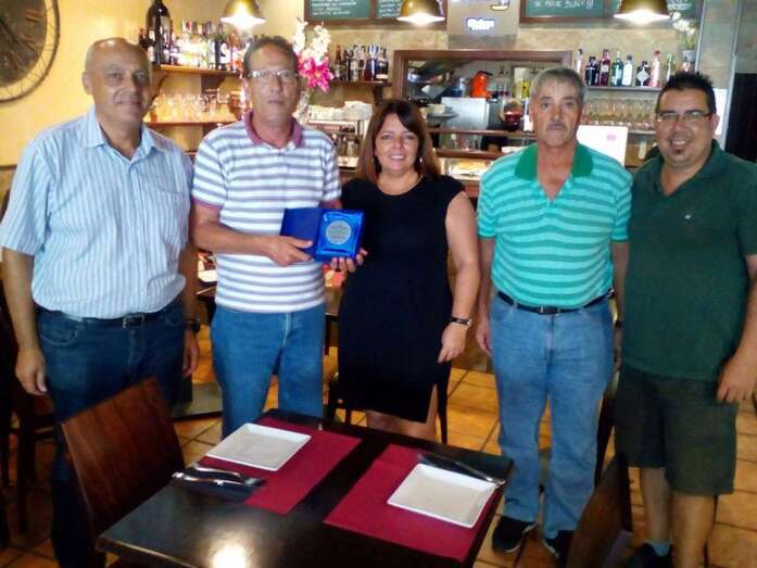 Juan Santana muestra la placa junto a la concejala de Playas y compañeros de trabajo (Foto TA)