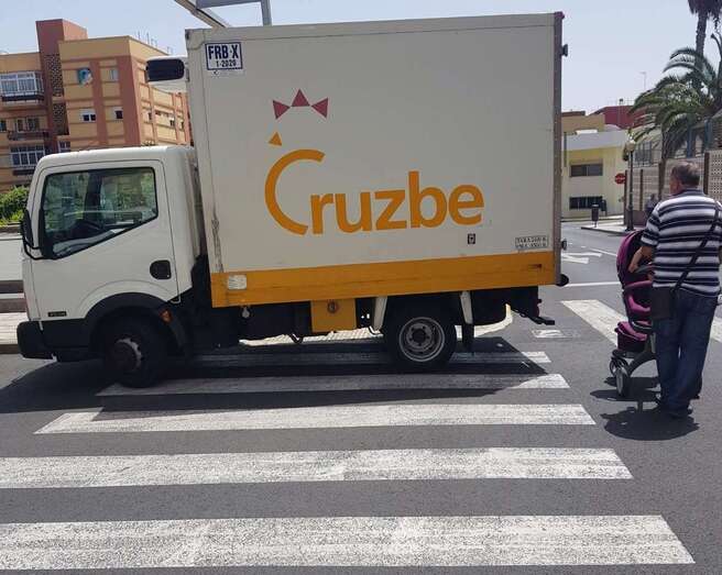 Imagen del furgón aparcado sobre el paso de peatones (Foto TA)