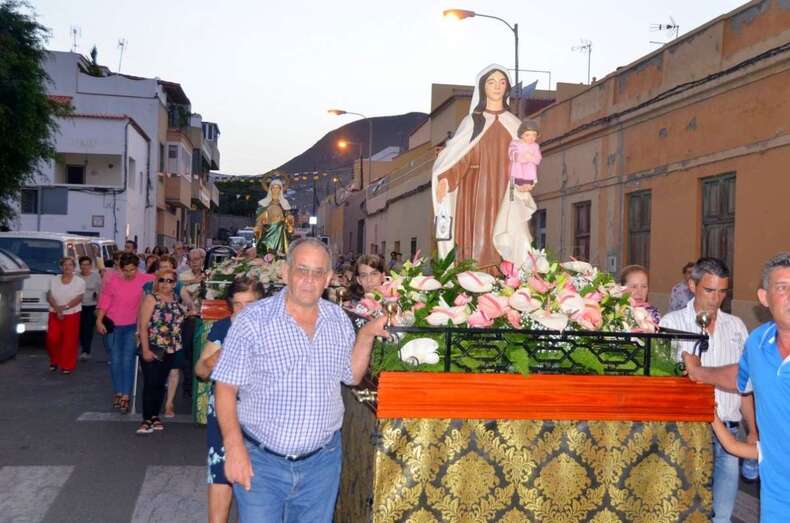 Momento de la procesión de ayer en el barrio (Foto Francisco Javier Santana)