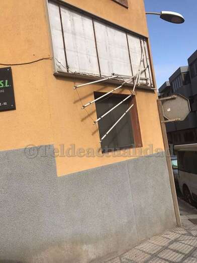 Tubos de neón de un anuncio luminoso que caen sobre la acera (Foto TA)