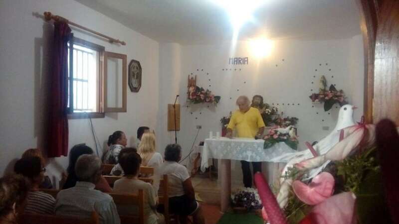 Momento de la charla del sacerdote Fernando Báez en La Viña (Foto TA)