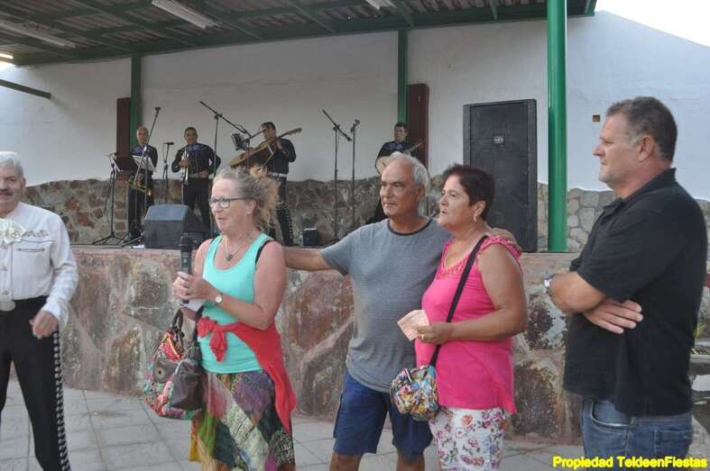 En la foto, la turista (i), José Torres, Francisca Suárez y Francisco Santana (Foto Teldeenfiestas)