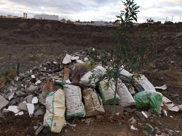 Sacos de escombros en el Barranco Real de Telde (Foto TA)