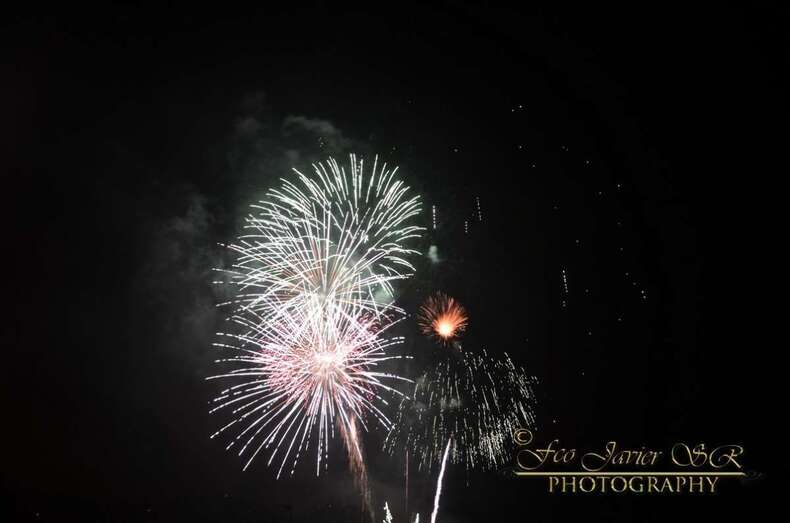 Momento de los fuegos de anoche en San Lorenzo (Foto Francisco Javier Santana)
