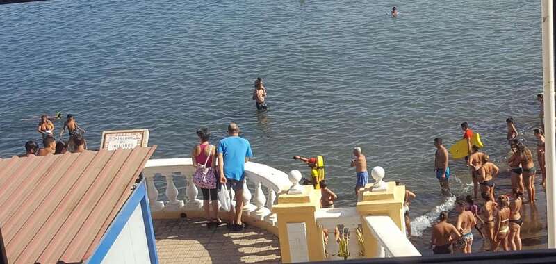 Grupos de bañistas visualizaron ayer por la tarde mantas en la playa de Salinetas (Foto TA)