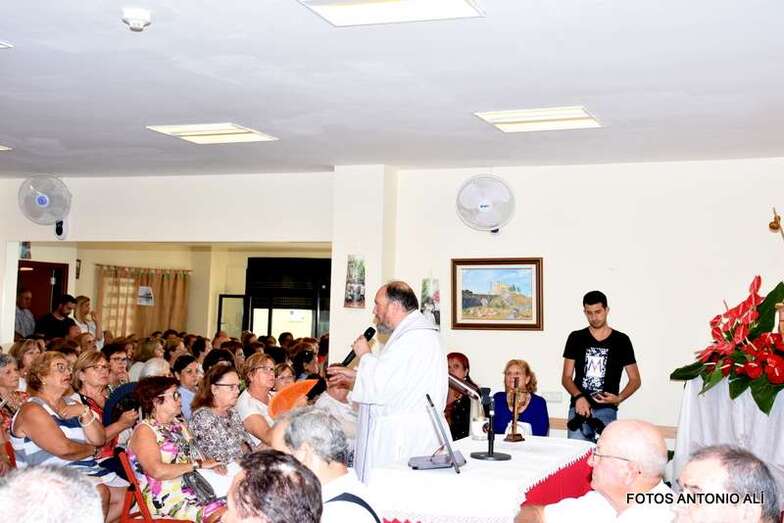 Momento de la misa oficiada por el sacerdote Luis Laborda (Foto Antonio Alí)